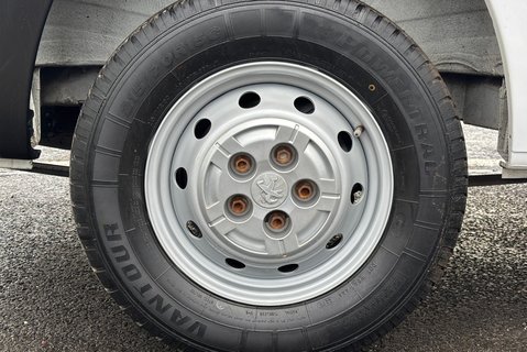 Peugeot Boxer 333 L1 H1 120 ps BlueHdi Professional - Sat Nav & Air Con 30