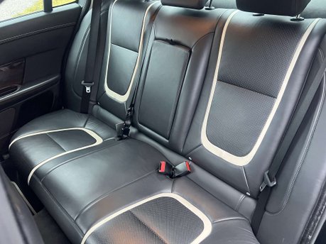 Jaguar XF 2.2d Portfolio Saloon 4dr Diesel Auto Euro 5 (s/s) (200 ps) 37