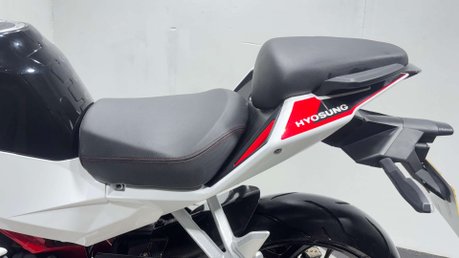 Hyosung GD 2016 ONLY 1K VERY CLEAN LIGHT WEIGHT SPORTS BIKE 250CC NEW MOT 37