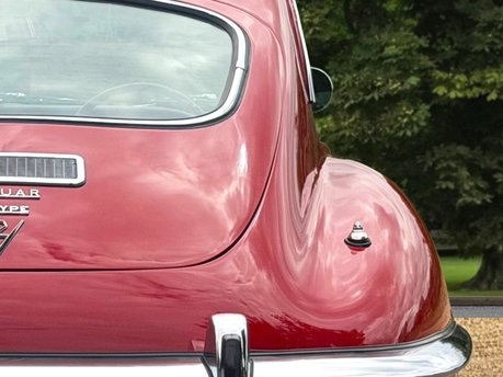 Jaguar E-Type 2+2 18