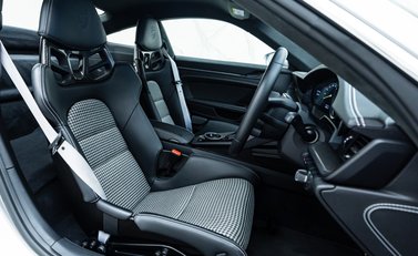 Porsche 911 GT3 Touring (992) 11