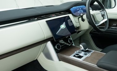 Land Rover Range Rover P440e SE 18