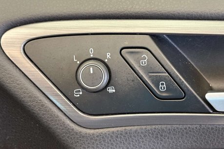 Volkswagen Golf 35.8kWh e-Golf Hatchback 5dr Electric Auto (136 ps) 52