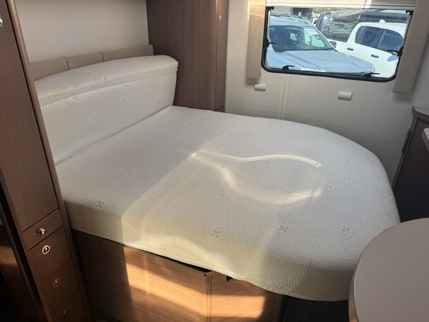 Elddis Majestic 254 2 Belt|4 Berth|Transverse Island Bed|Kitchen|Bathroom|Large Fridge Freezer 23