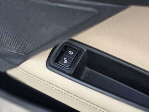 2015 Jaguar XE thumbnail 24
