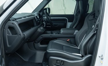 Land Rover Defender 90 V8 P525 URBAN 19