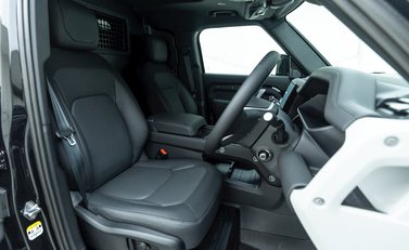 Land Rover Defender 110 D300 Hard Top X-Dynamic HSE 9