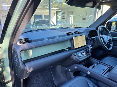 Land Rover Defender 75TH LIMITED EDITION 9