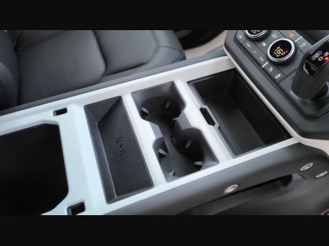 Land Rover Defender X-DYNAMIC SE 34