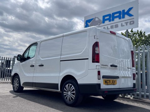 Renault Trafic 2.0 dCi ENERGY 28 Business+ Panel Van 5dr Diesel Manual SWB Standard Roof E 30
