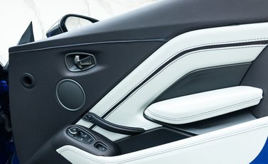 Aston Martin V12 Vantage Roadster 21