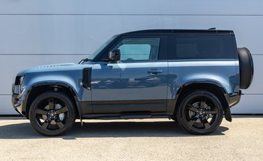 Land Rover Defender 90 D300 X-DYNAMIC HSE 3