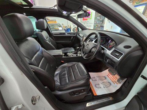 Volkswagen Touareg 3.0 TDI V6 BlueMotion Tech R-Line Plus Tiptronic 4WD Euro 6 (s/s) 5dr 49