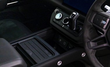 Land Rover Defender 110 V8 Bond Edition 20