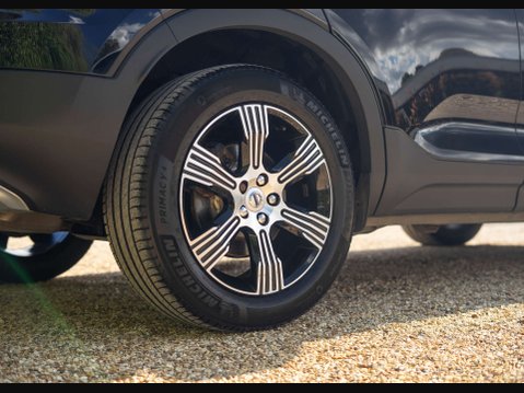 Volvo XC40 2.0 XC40 Inscription B4 MHEV AWD Auto 4WD 5dr 35