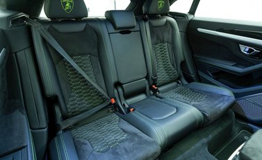Lamborghini Urus 12