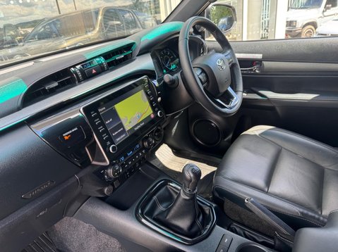 Toyota Hilux INVINCIBLE X 4WD D-4D DCB 23