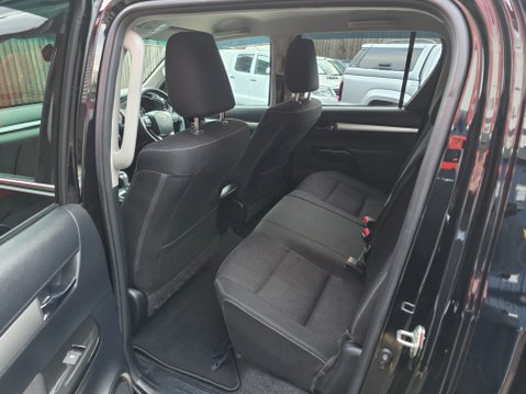 Toyota Hilux INVINCIBLE 4WD D-4D DCB Auto 17