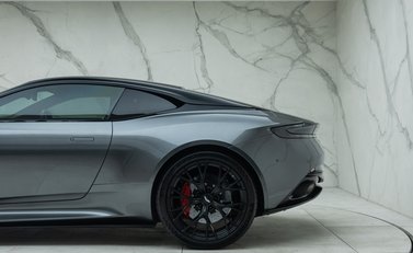 Aston Martin DB12 V8 32