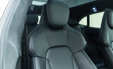 Porsche Taycan Turbo S Sport Turismo 12