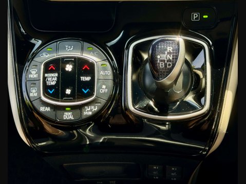 Toyota Noah Hybrid G 17