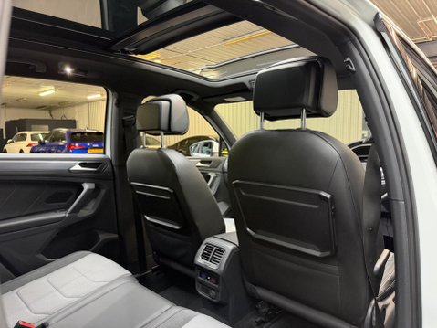 Volkswagen Tiguan 2.0 TDI BlueMotion Tech R-Line Euro 6 (s/s) 5dr 43