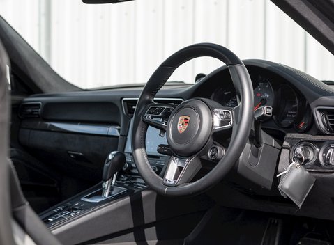 Porsche 911 Carrera GTS (991.2) 11