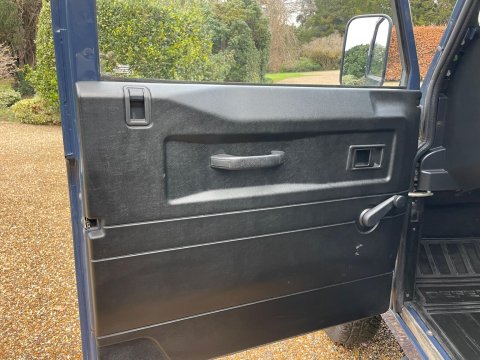 Land Rover Defender 2.4 TDCi Pickup 2dr Diesel Manual 4WD SWB Euro 4 (122 bhp) 43