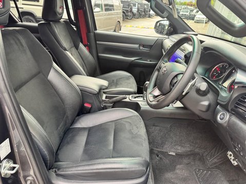 Toyota Hilux GR SPORT 4WD D-4D DCB 12