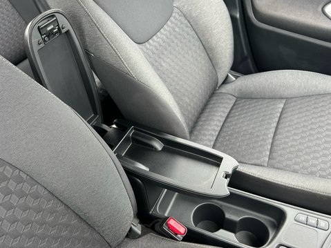 Toyota Yaris ICON FHEV 29
