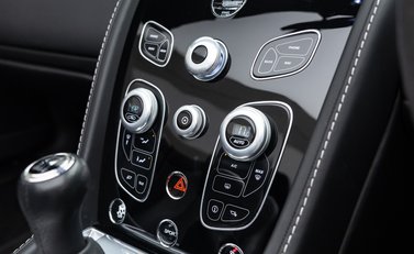 Aston Martin V12 Vantage S ROADSTER 30