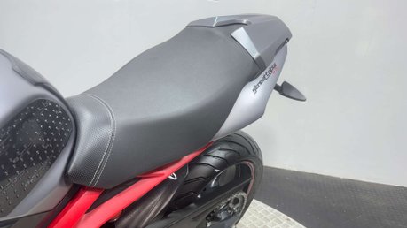 Triumph Street Triple R 2014 ONLY 15K NEW MOT ARROW EXHAUST VERY CLEAN NAKED 32