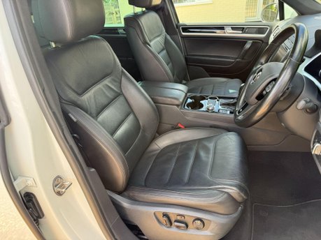 Volkswagen Touareg 3.0 TDI V6 BlueMotion Tech R-Line Plus SUV 5dr Diesel Tiptronic 4WD Euro 6 24