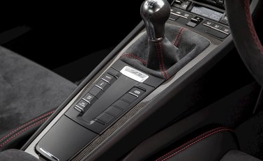 Porsche Cayman GT4 18