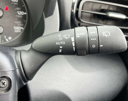 Toyota Yaris 1.5 Yaris Icon HEV CVT 5dr 55