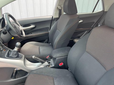 Toyota Auris 1.6 V-Matic SR Euro 5 5dr 31