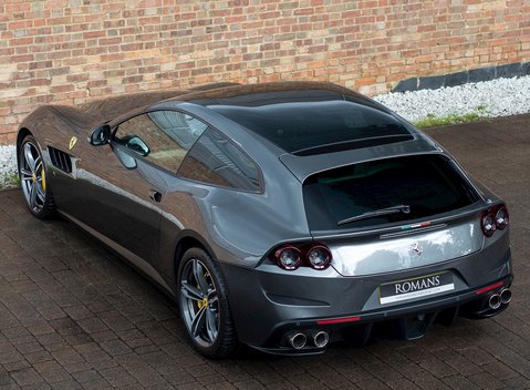 Ferrari GTC4 Lusso 9