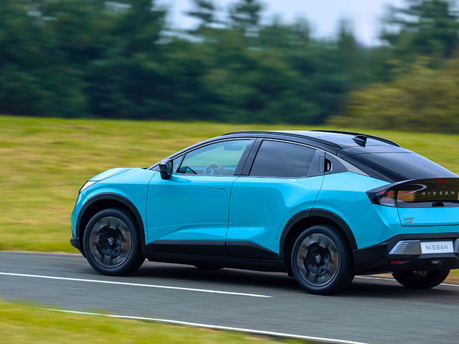 Image of all-new Nissan LEAF being driven.