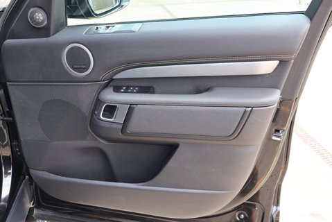 Land Rover Discovery 2023 R-DYNAMIC SE MHEV rear seat conversion deployable side steps  24