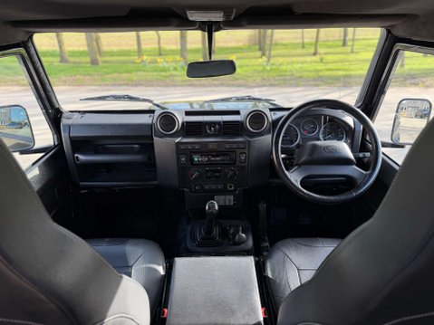 Land Rover Defender 2.2 Defender 90 XS Hard Top TD 4WD 33