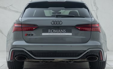 Audi RS6 AVANT PERFORMANCE 8