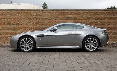 Aston Martin V8 Vantage S 12