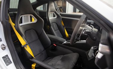 Porsche 911 (991.2) Carrera 4 GTS 12