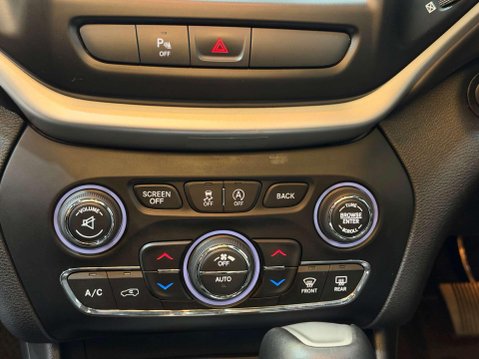 Jeep Cherokee 2.2 MultiJetII Overland SUV 5dr Diesel Auto 4WD Euro 6 (s/s) (200 ps) 25