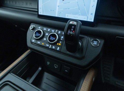 Land Rover Defender 110 D300 X 18