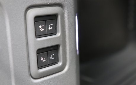 Land Rover Defender D300 X-dynamic HSE - Air Suspension and Electric Tow Bar 19