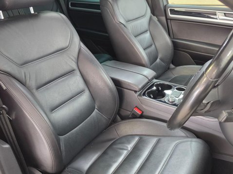 Volkswagen Touareg 3.0 TDI V6 BlueMotion Tech R-Line Plus Tiptronic 4WD Euro 6 (s/s) 5dr 12