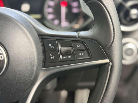 Alfa Romeo Giulia 2.2 TD Speciale Saloon 4dr Diesel Auto Euro 6 (s/s) (180 ps) 36