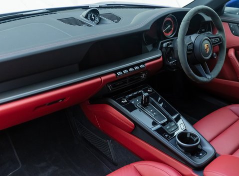 Porsche 911 Carrera GTS (992) 17