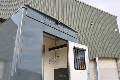 Renault Master DEMO MODEL 3.5 TON ADVANCE 150 AUTO STALLION BUILD SEEKER HORSEBOX REAR BED 21